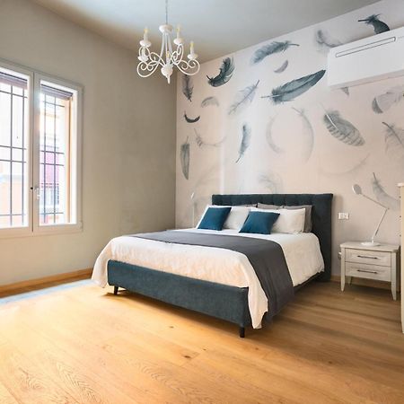 Central And Comfy Apartment Free Netflix And Disney Plus ボローニャ エクステリア 写真